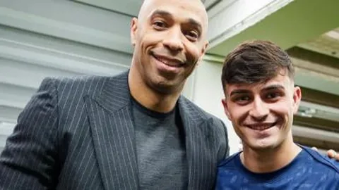 姆巴佩狂怒挥拳，贝林厄姆无奈举手，居莱尔87分钟激射引热议